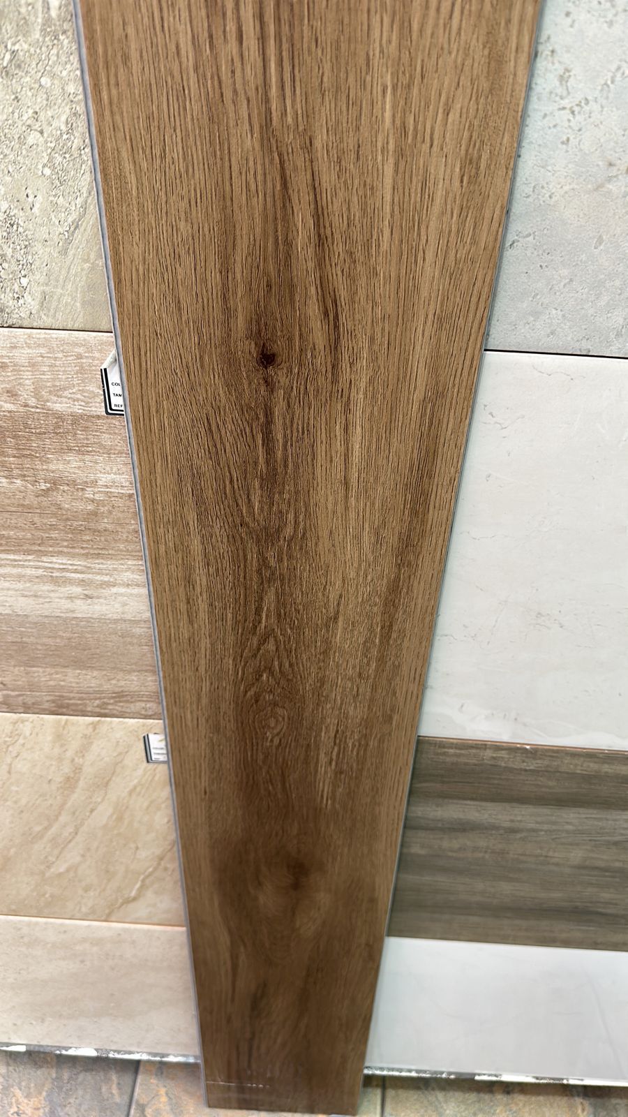 Un primer plano de un trozo de madera colocado encima de un piso de baldosas.