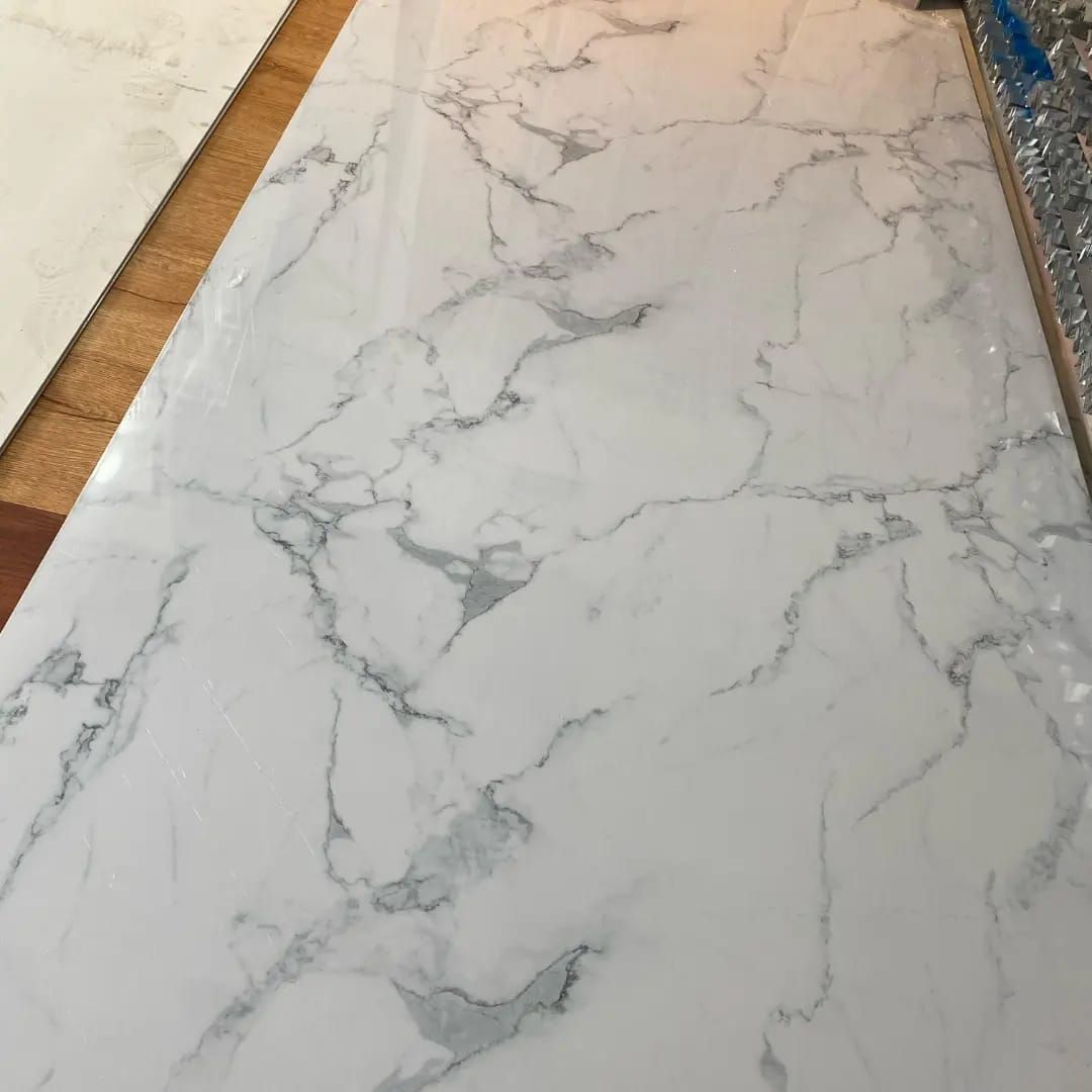 Un primer plano de una encimera de mármol blanco.