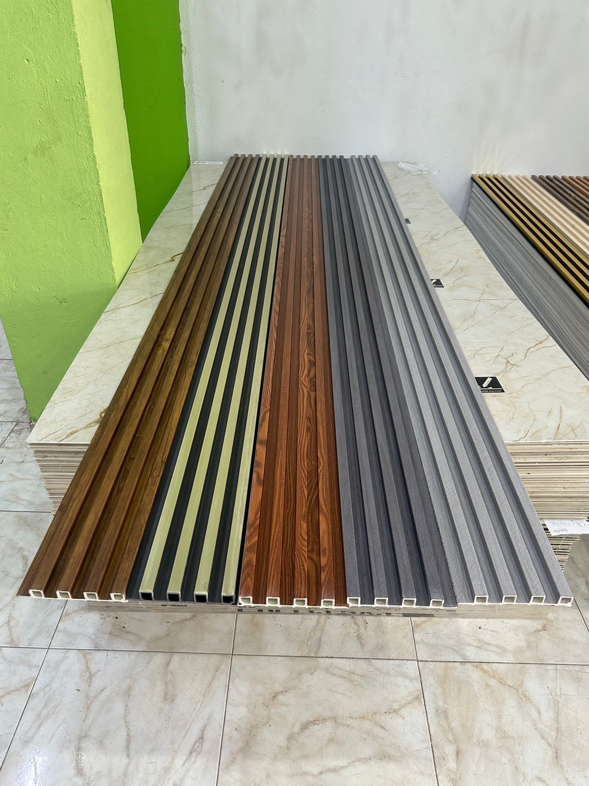 Una pila de paneles de madera colocados encima de un suelo de baldosas.