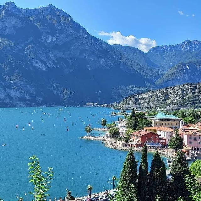 Una vista di un lago con le montagne sullo sfondo