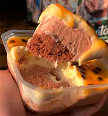 Esta deliciosa torta tem um sabor único de macarujás fresquinhos, selecioanados o que torna o sabor irresistivel!! E maracuja é apenas um dos sabores deliciosos que temos.
#geladinhogourmet #pistache #chocolate #gourmet #doce #sobremesa #verao #lanchenaturais #bolospotes #copodafelicidade #acai #tortasgeladas