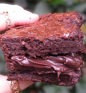 Irresistível Brownie de chocolate nobre meio amargo, Açúcar mascavo, manteiga para dar este sabor tão singular . É um clássico, com um toque especial. Uma explosão de sabor em cada mordida!#geladinhogourmet #pistache #chocolate #gourmet #doce #sobremesa #verao #lanchenaturais #bolospotes #copodafelicidade #acai #tortasgeladas
