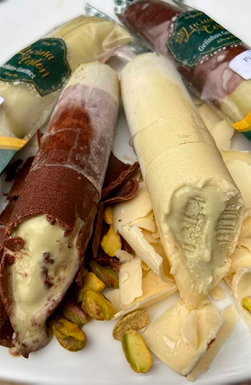 Descubra o paraíso do pistache em cada mordida! Nossos gelinhos gourmet são feitos com pistache de verdade, sem adição de aromatizantes. Experimente os sabores irresistíveis de Pistache Trufado com Chocolate ao Leite e Pistache Trufado com Chocolate Branco. Uma explosão de sabor em cada camada! #geladinhogourmet #geladinhogourmet #pistache #chocolate #gourmet #doce #sobremesa #verao #lanchenaturais #bolospotes #copodafelicidade #acai #tortasgeladas