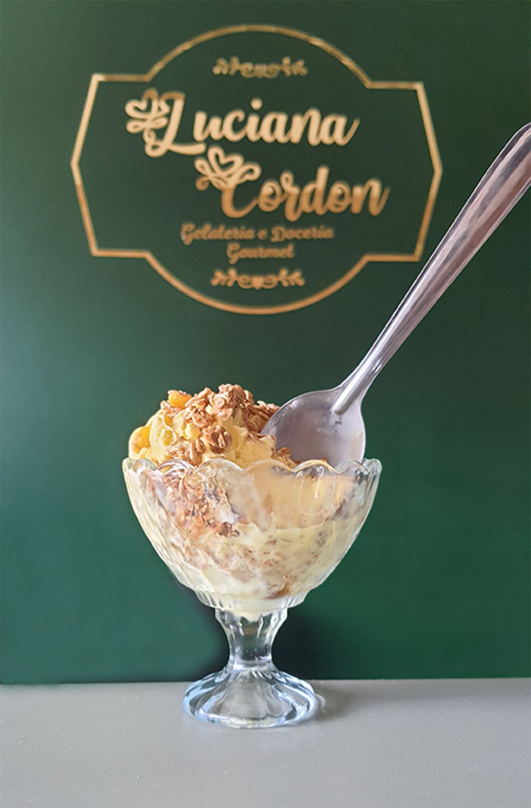 Sorvetes cremosos de diversos tipos de sabores