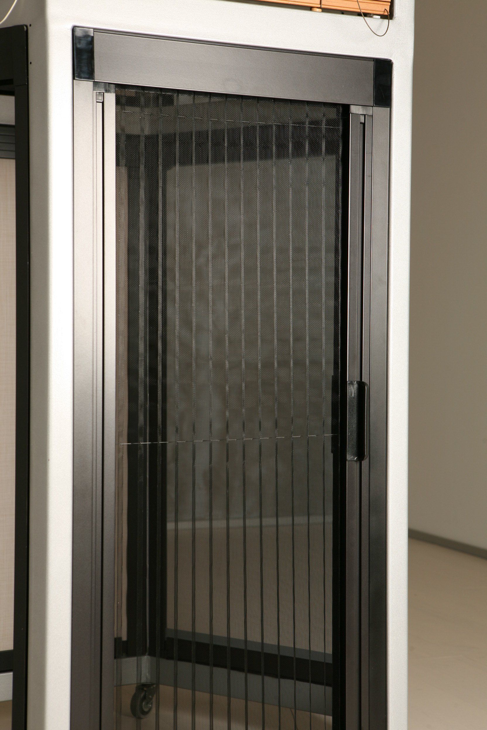 zanzariera nera aperta