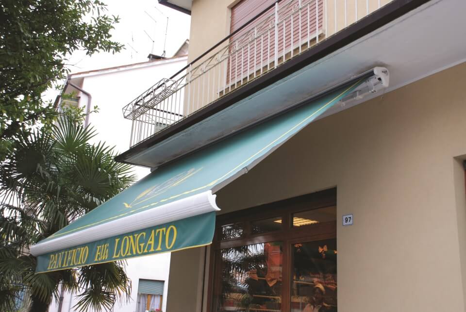 tenda da sole a caduta su balcone