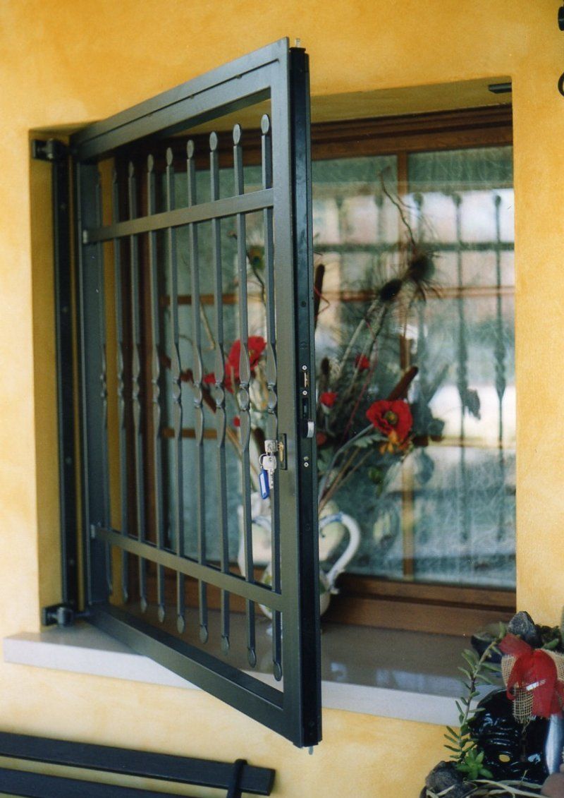 inferriata finestra aperta