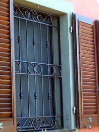 inferriata finestra aperta a scandicci