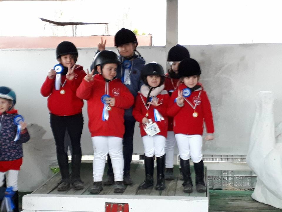 bambini dopo competizione equestre