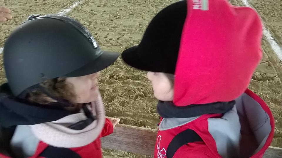 Bambini alla scuola di equitazione