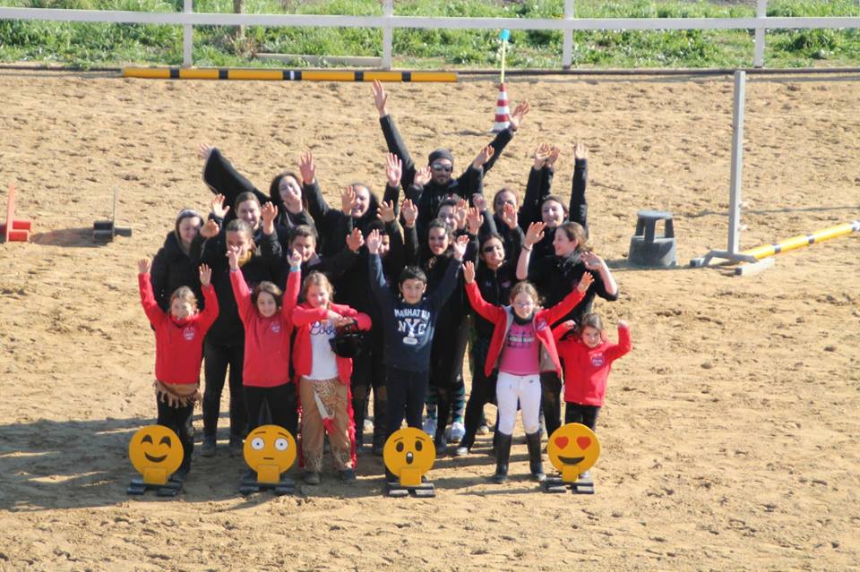 Team del maneggio e giovani fantini