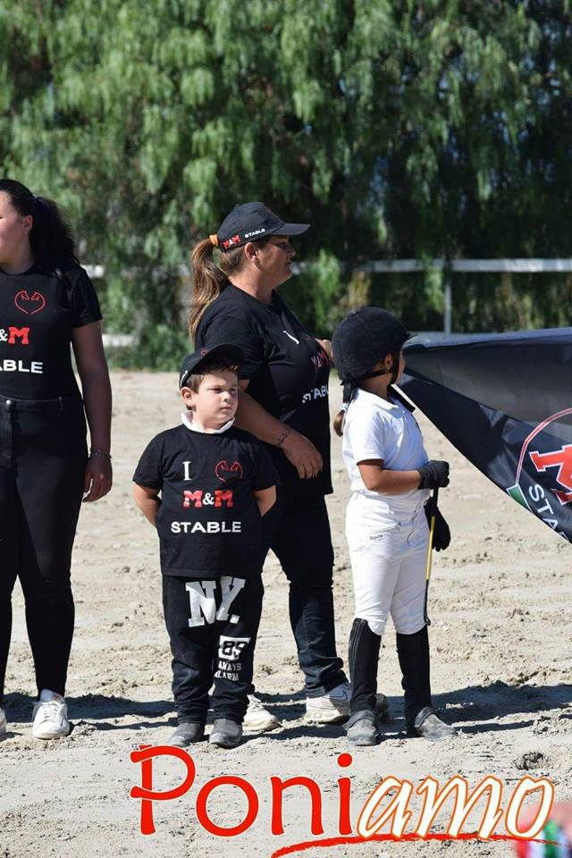 bambini prima di una competizione equestre