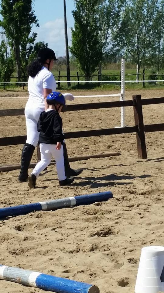 Un bambino durante lezione di equitazione