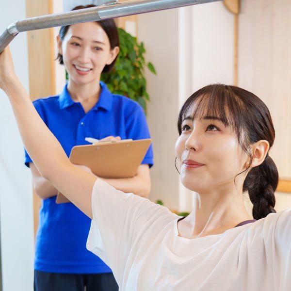 Female Personal Trainer in NYC strength training with a client in her apartment gym