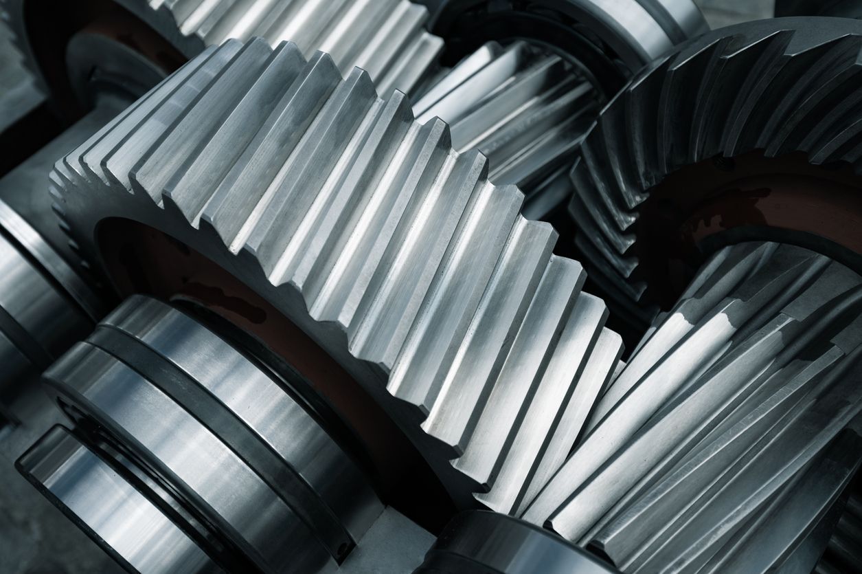 Un primer plano de engranajes metálicos con algunos cojinetes