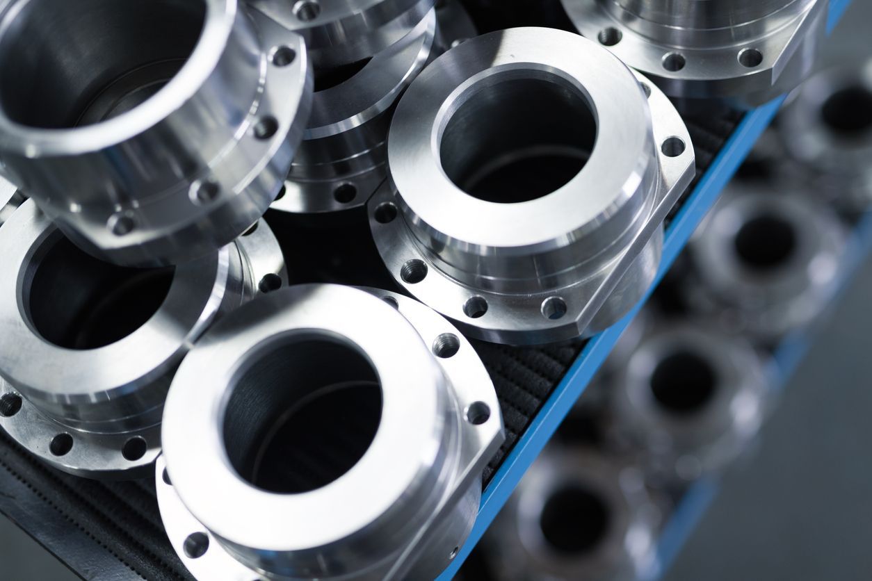 Un montón de piezas de metal están apiladas una encima de la otra