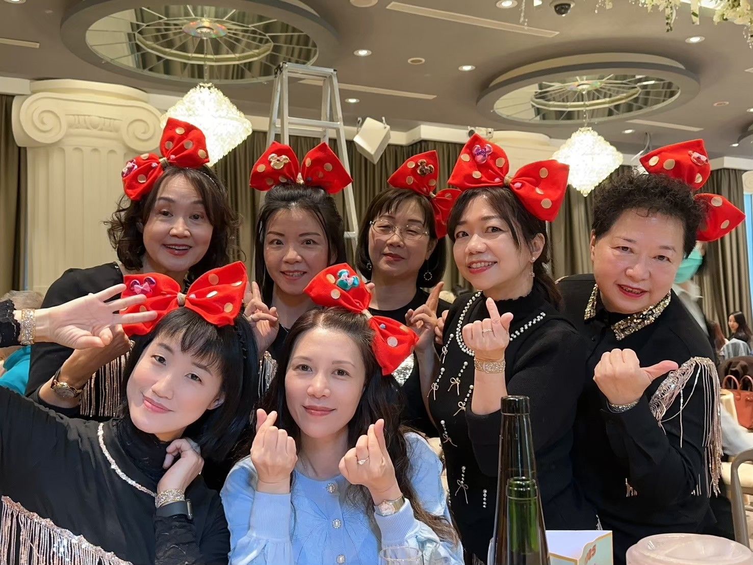 張美鈴與康成志業電銷同仁歡聚,幸福不只在旅途中,也在每天的工作裡。
