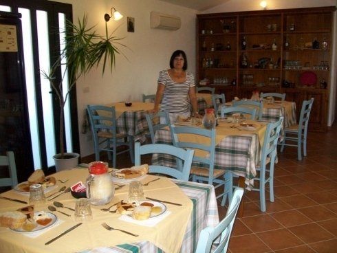 chambres d'hotes avec tables dressées pour le petit déjeuner