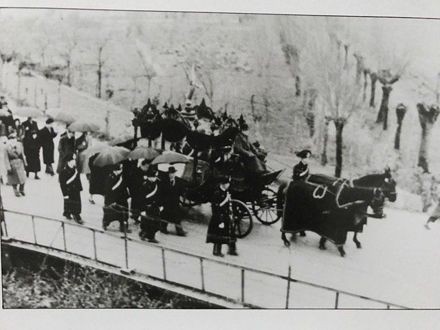 foto storica di un corteo funebre con cavalli e carrozza