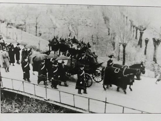 foto storica di un corteo funebre con cavalli e carrozza