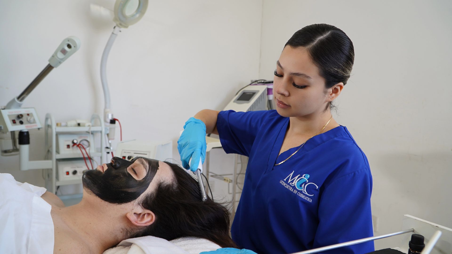 ESCUELA DE COSMIATRIA MCC