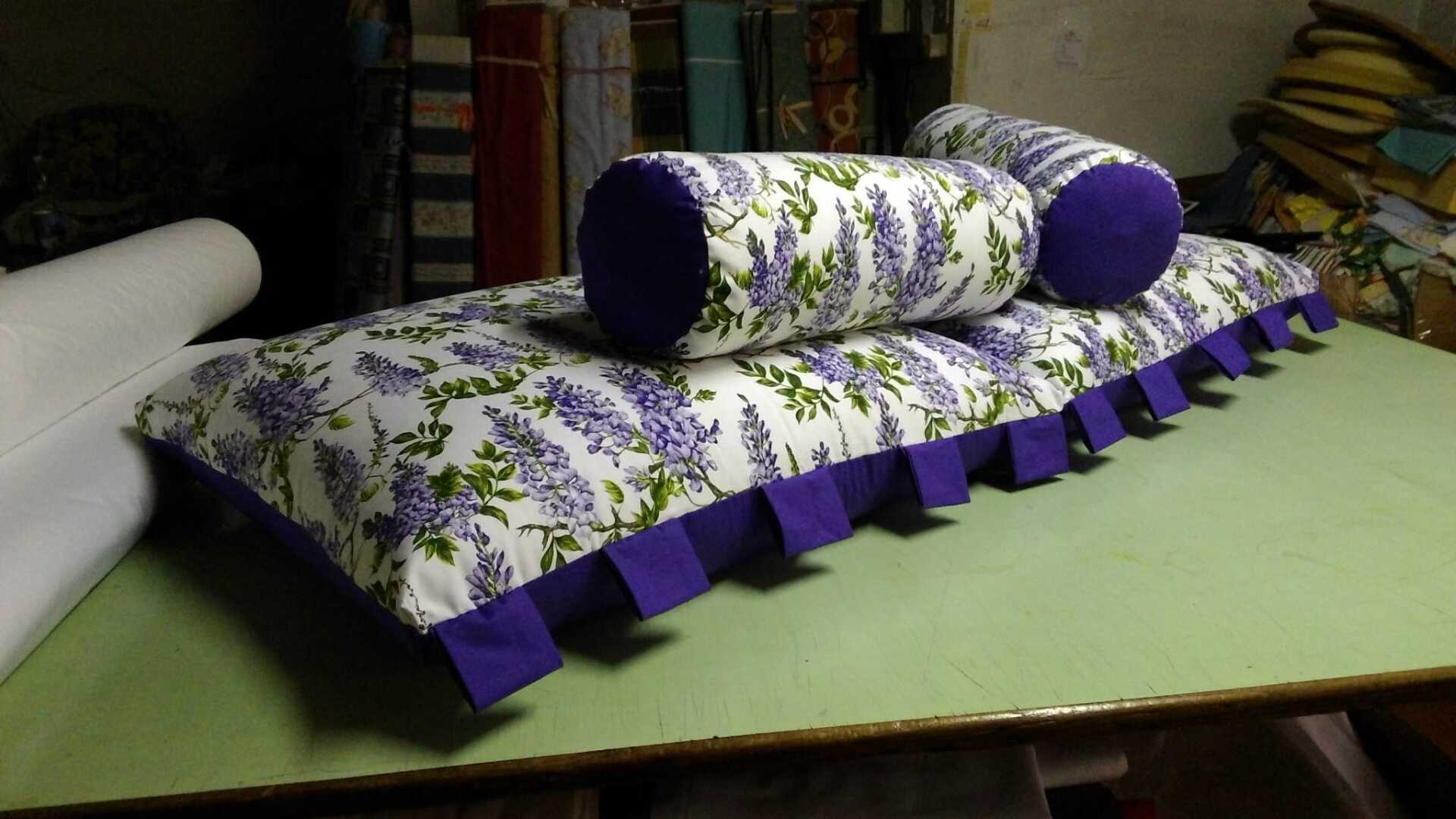 tessuto a fiori viola