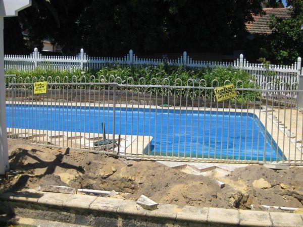 A fence around a swimming pool with a sign that says do not enter