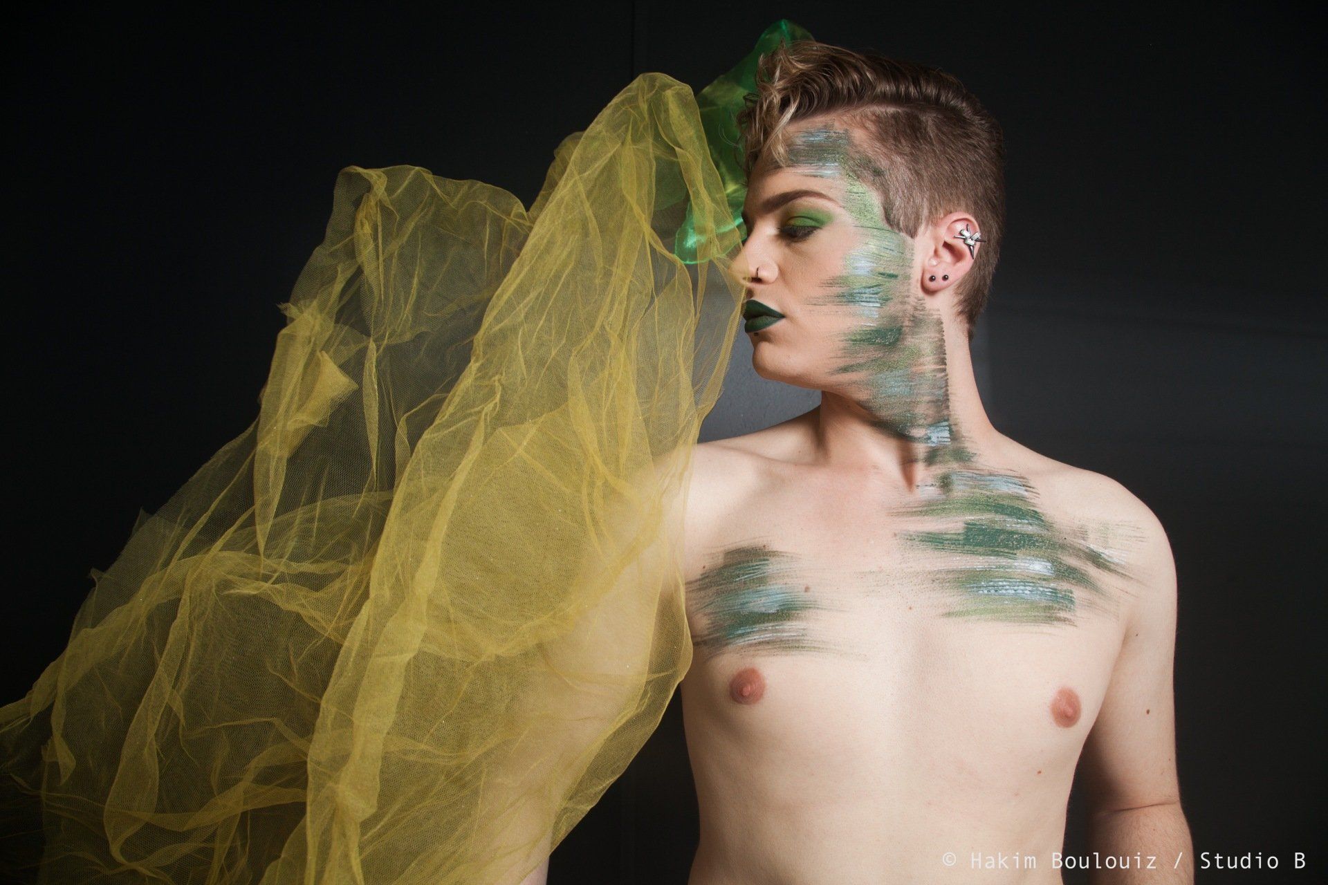 homme torse nu avec tissu jaune