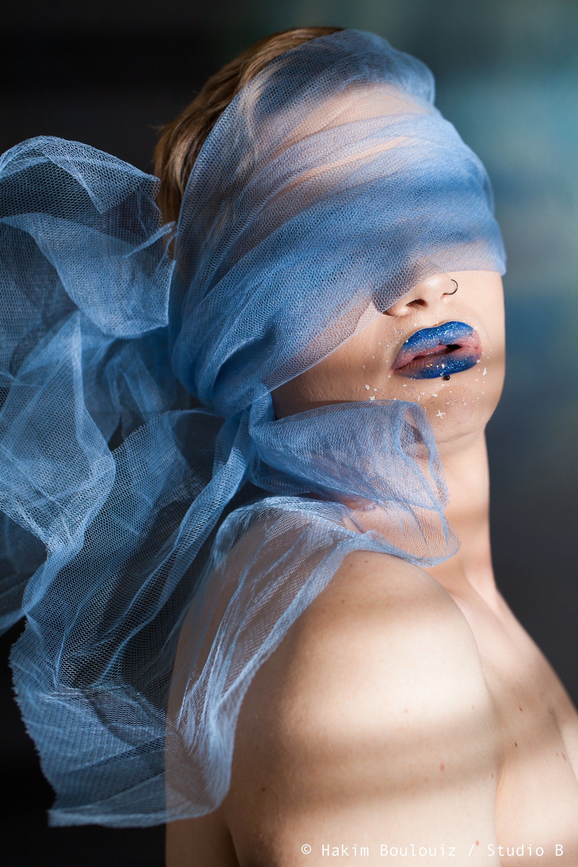 femme avec foulard et lèvres bleues