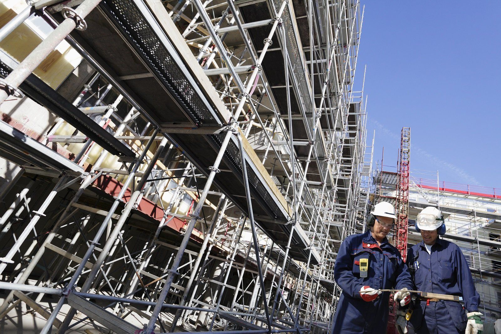 operai in cantiere durante una nuova realizzazione edile