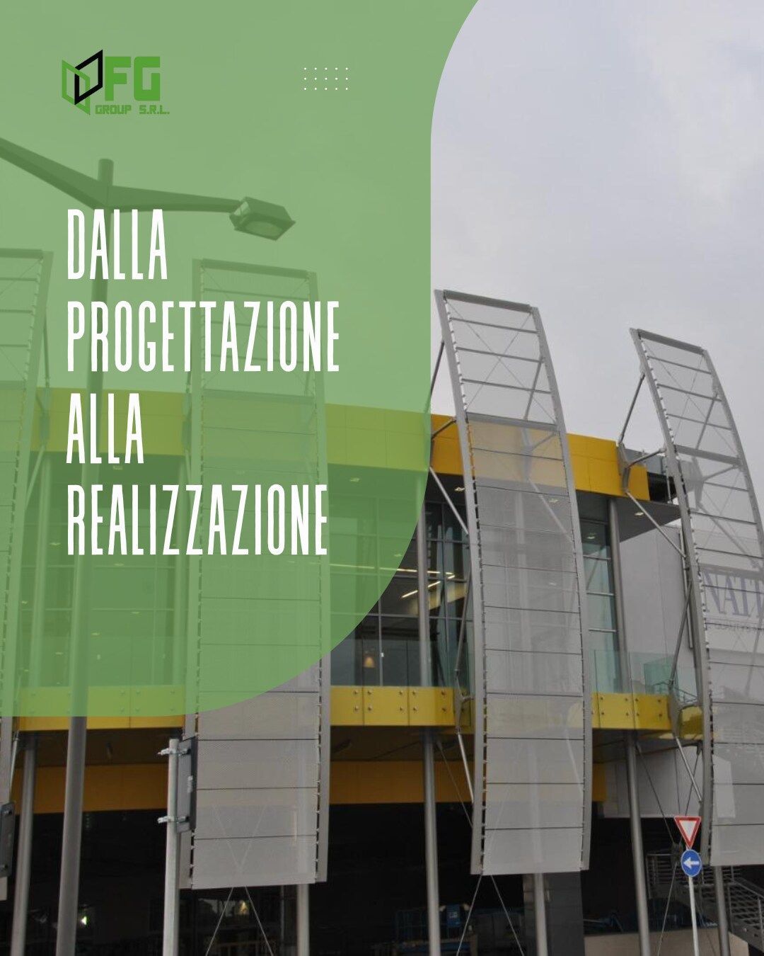 Operai in tute protettive rimuovono coperture in amianto all'aperto.