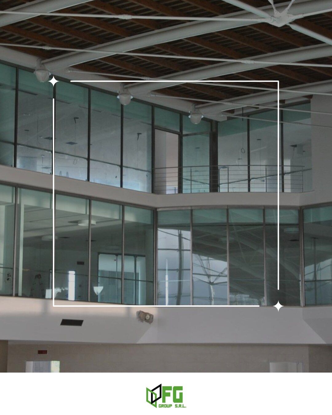 Soggiorno moderno con mensole sospese, TV e vista sulla città di notte.