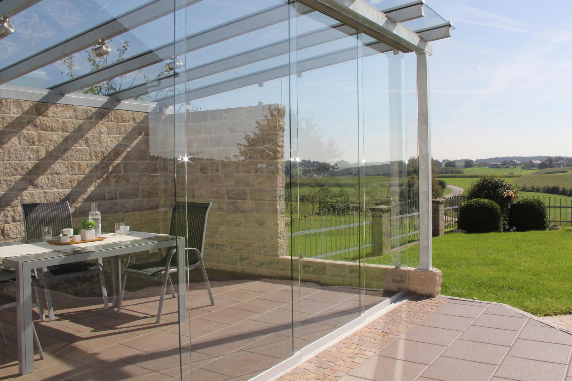 Operaio con tuta protettiva, respiratore e imbracatura, impegnato nella riparazione della struttura del soffitto all'aperto.