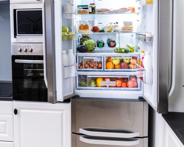 Vitrina congeladora en un supermercado, etiquetada como 