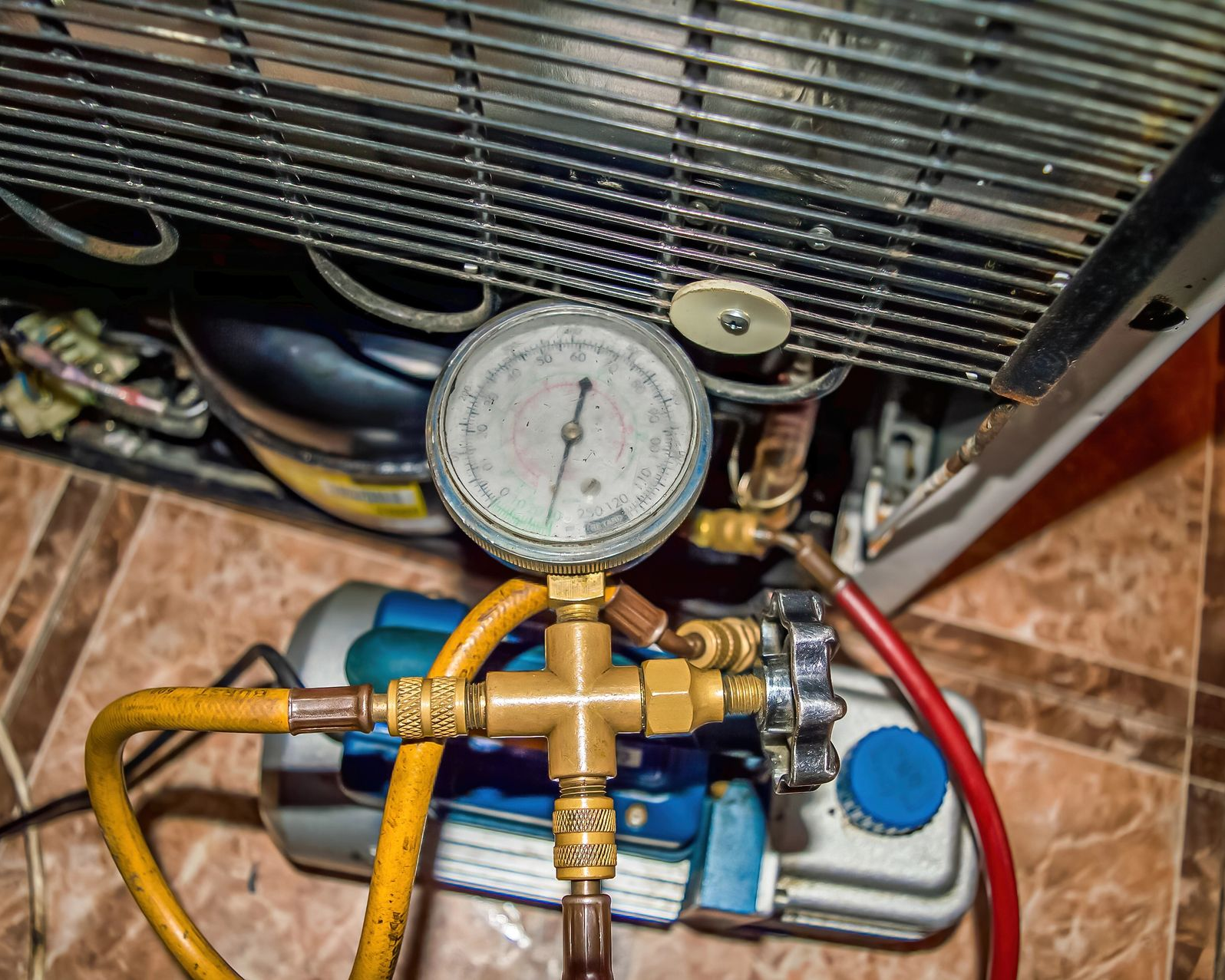 Hombre metiendo la mano en el compartimento superior de una habitación. Iluminación brillante y colores neutros.