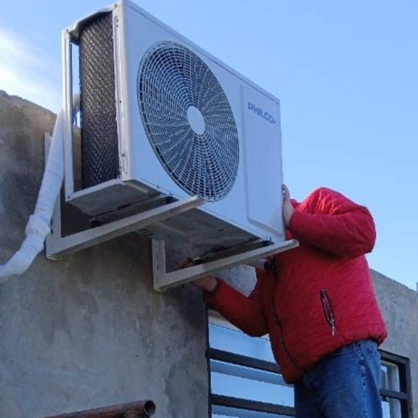Manómetro en maquinaria industrial, tonos azules.