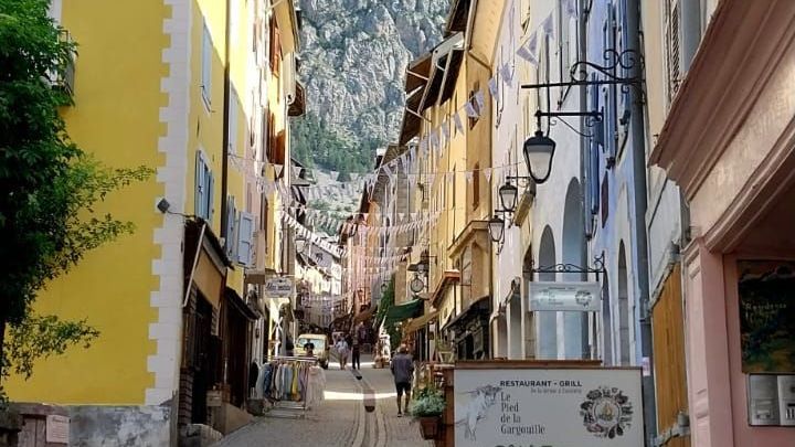 Calle tÃpica de pueblo en Italia-Europa