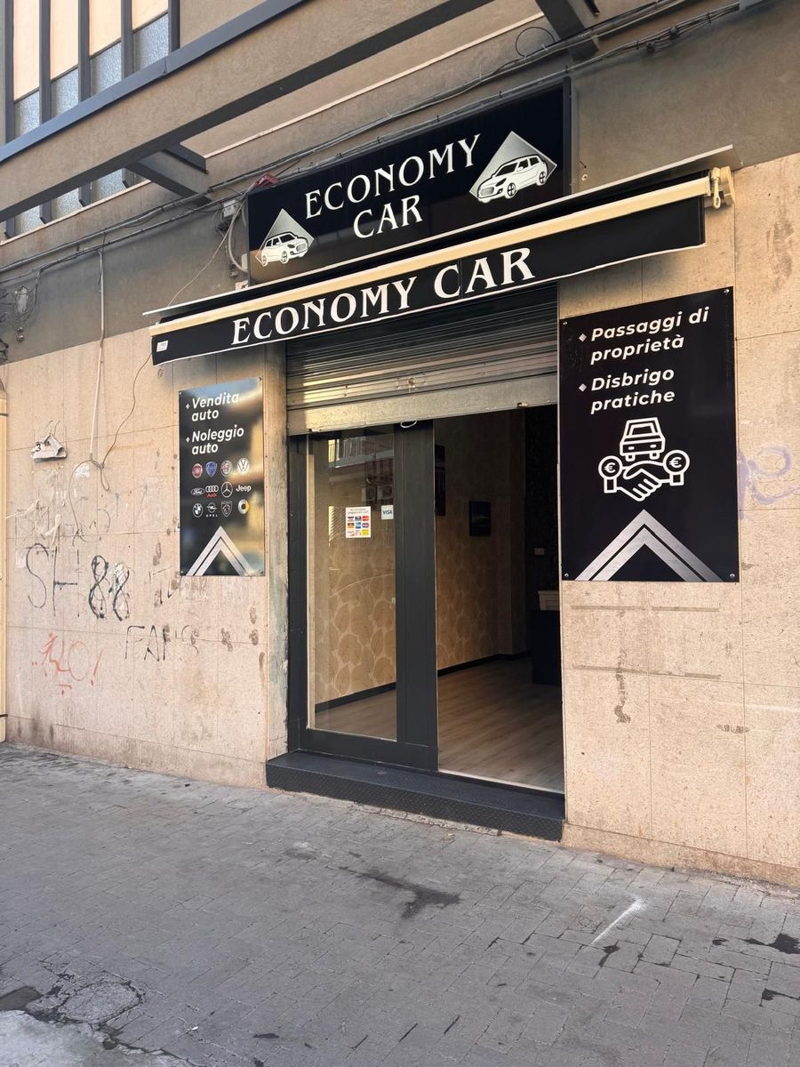 La parte anteriore di una concessionaria di automobili chiamata economy car