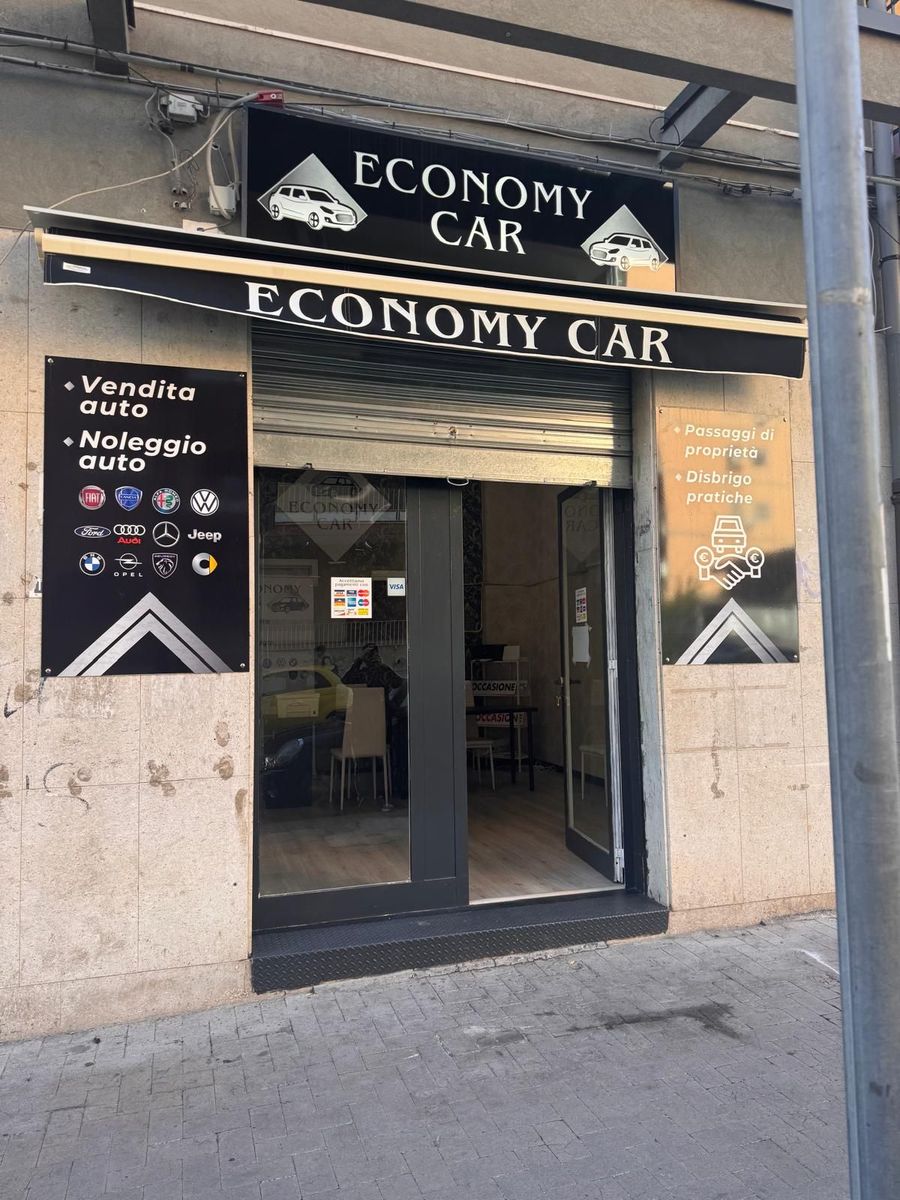 La parte anteriore di una concessionaria di automobili chiamata economy car