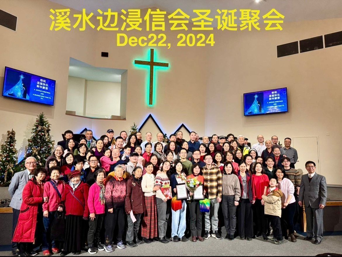 一大群人正在教堂裡擺姿勢拍照。