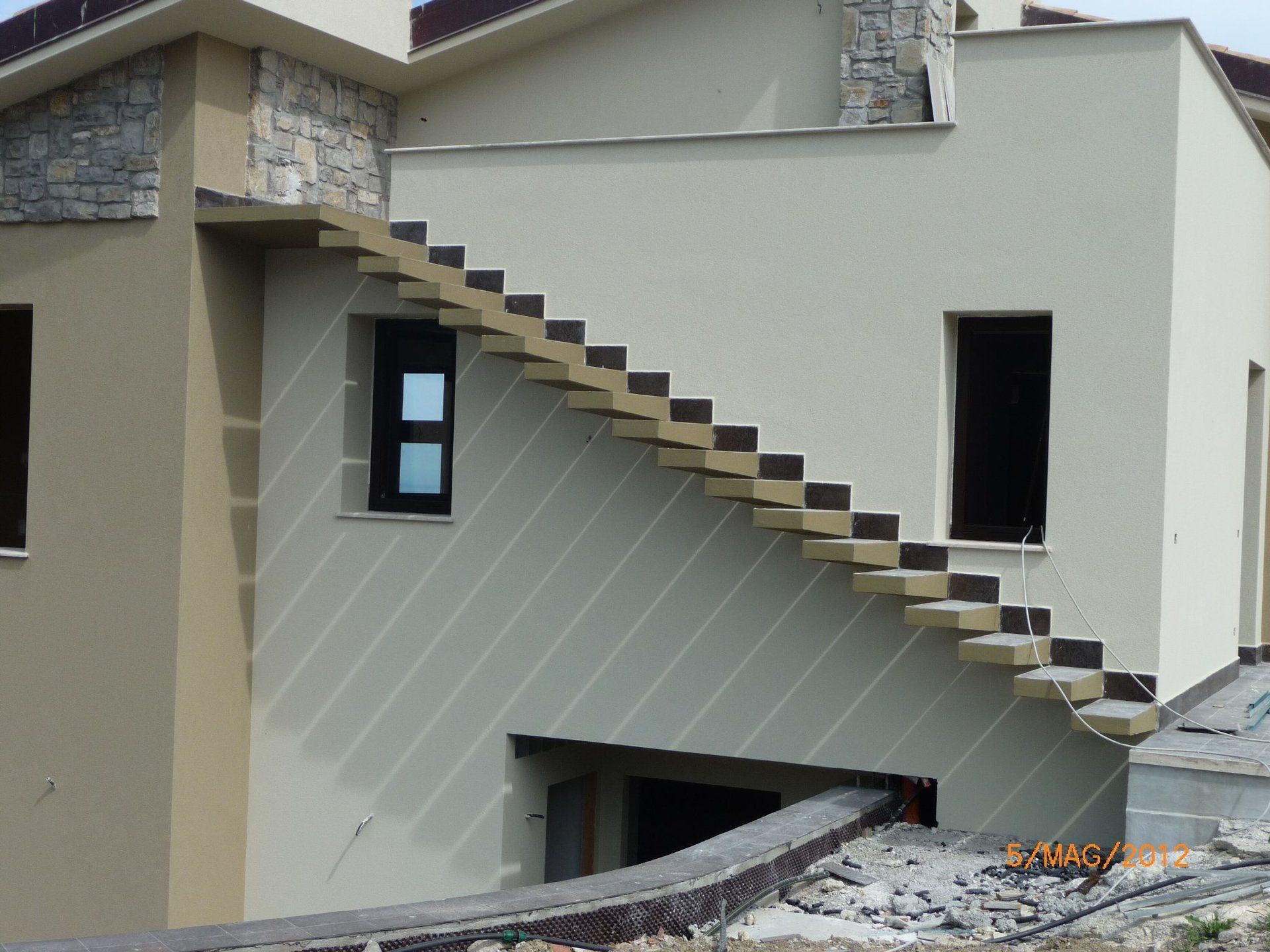 Casa con delle scale di nuova costruzione
