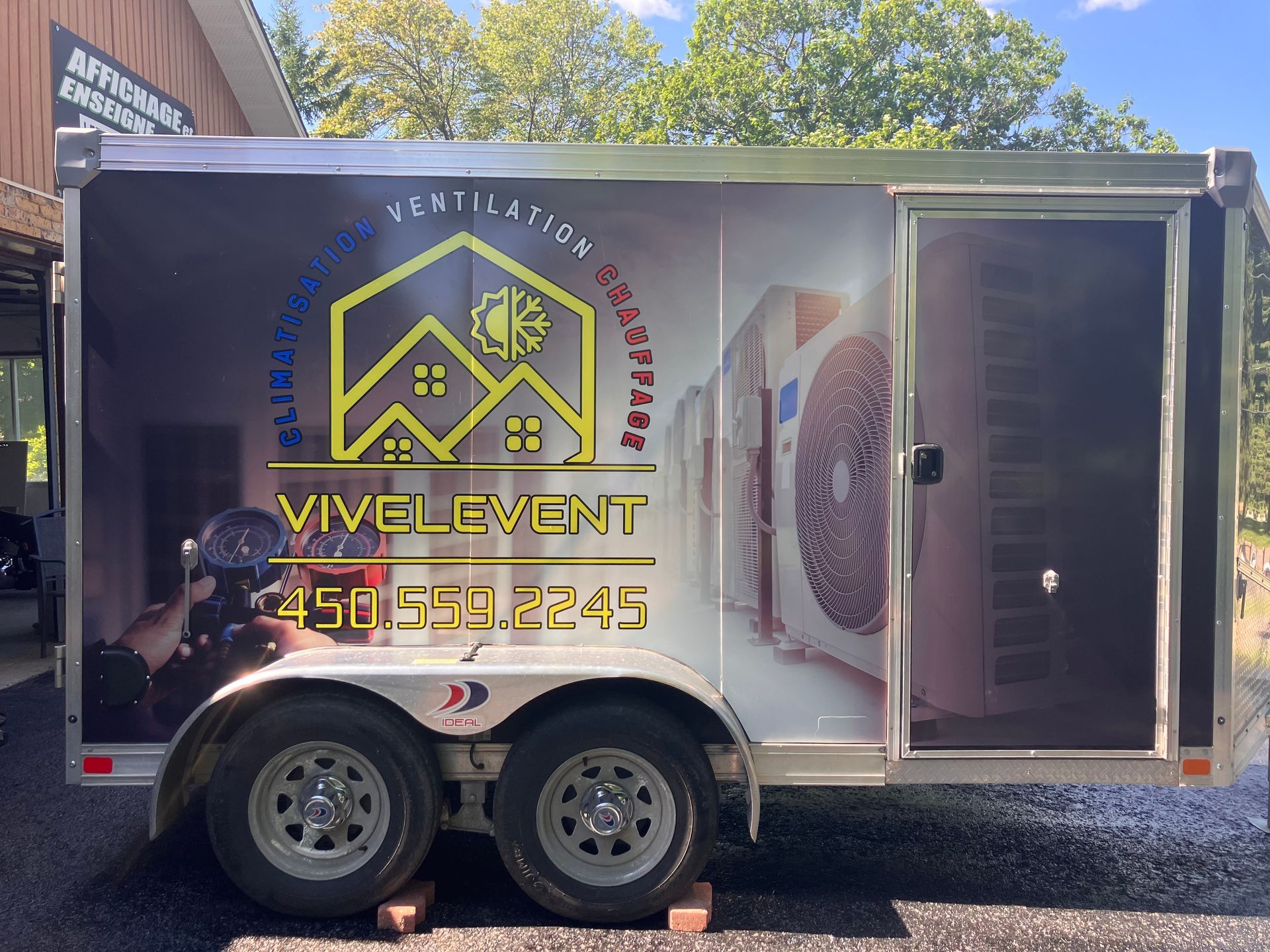 Une remorque avec un autocollant dessus qui dit vivelevont