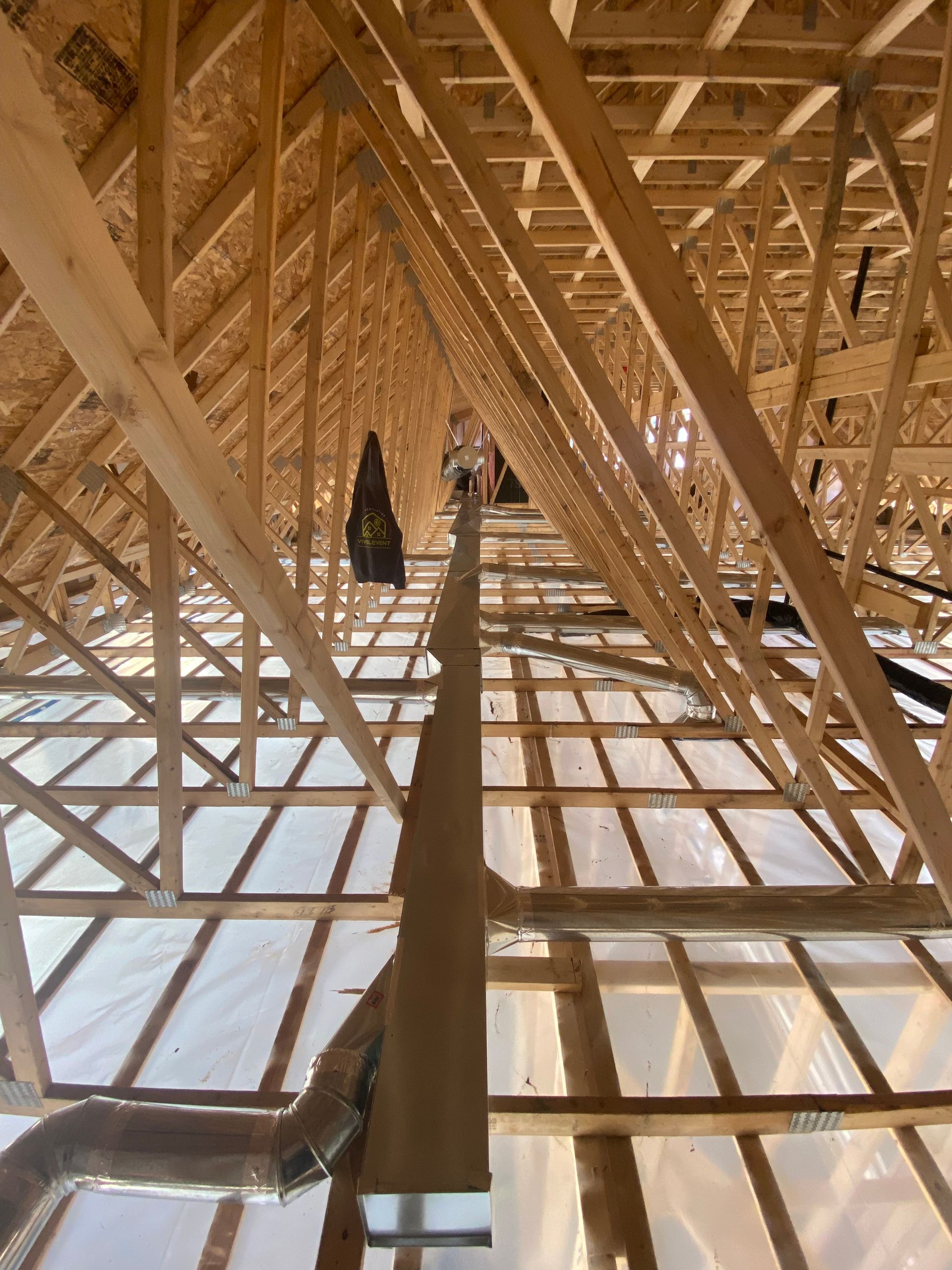 Regardant le plafond d'un bâtiment en construction.
