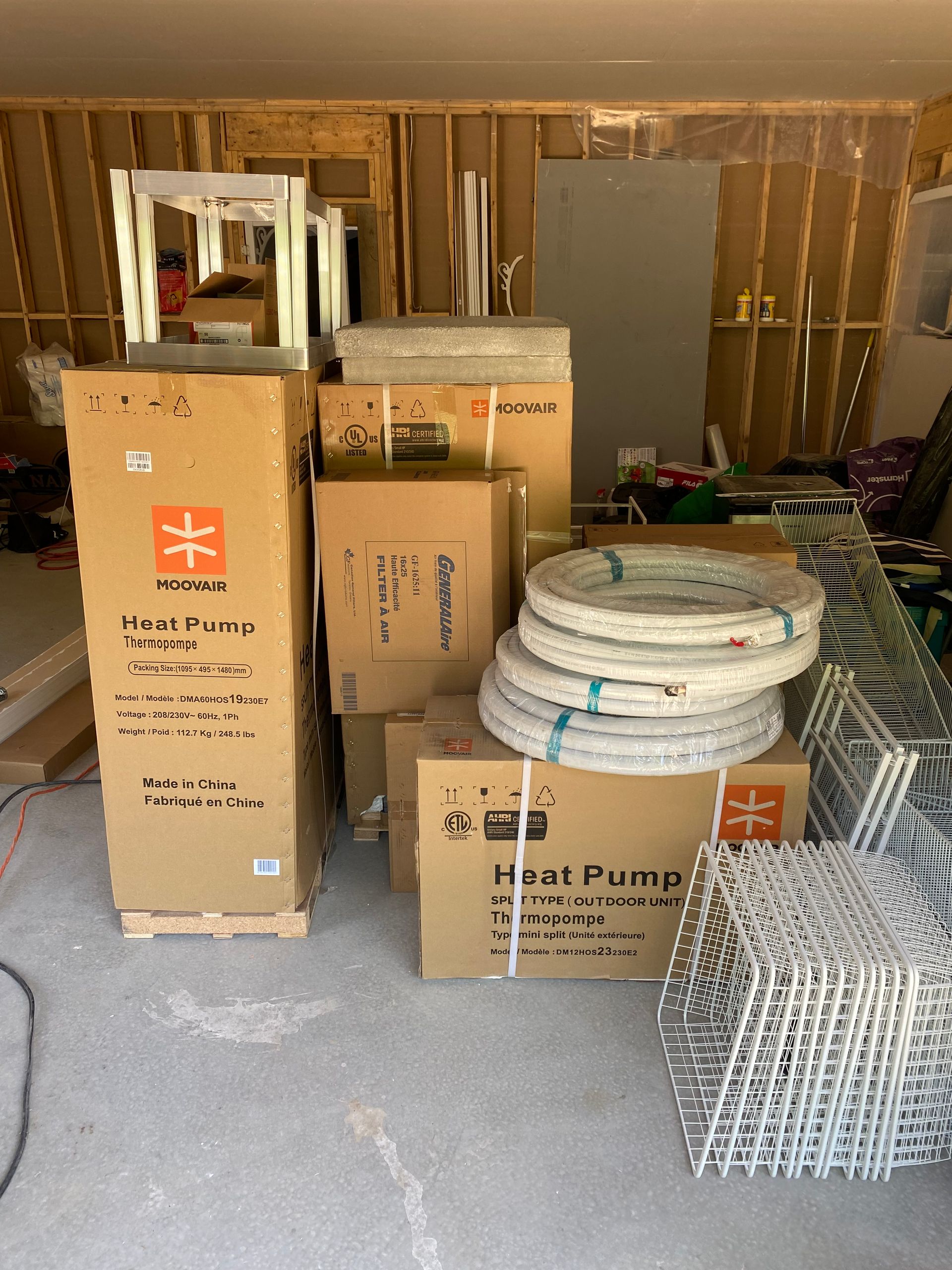 Un tas de boîtes sont empilées les unes sur les autres dans un garage