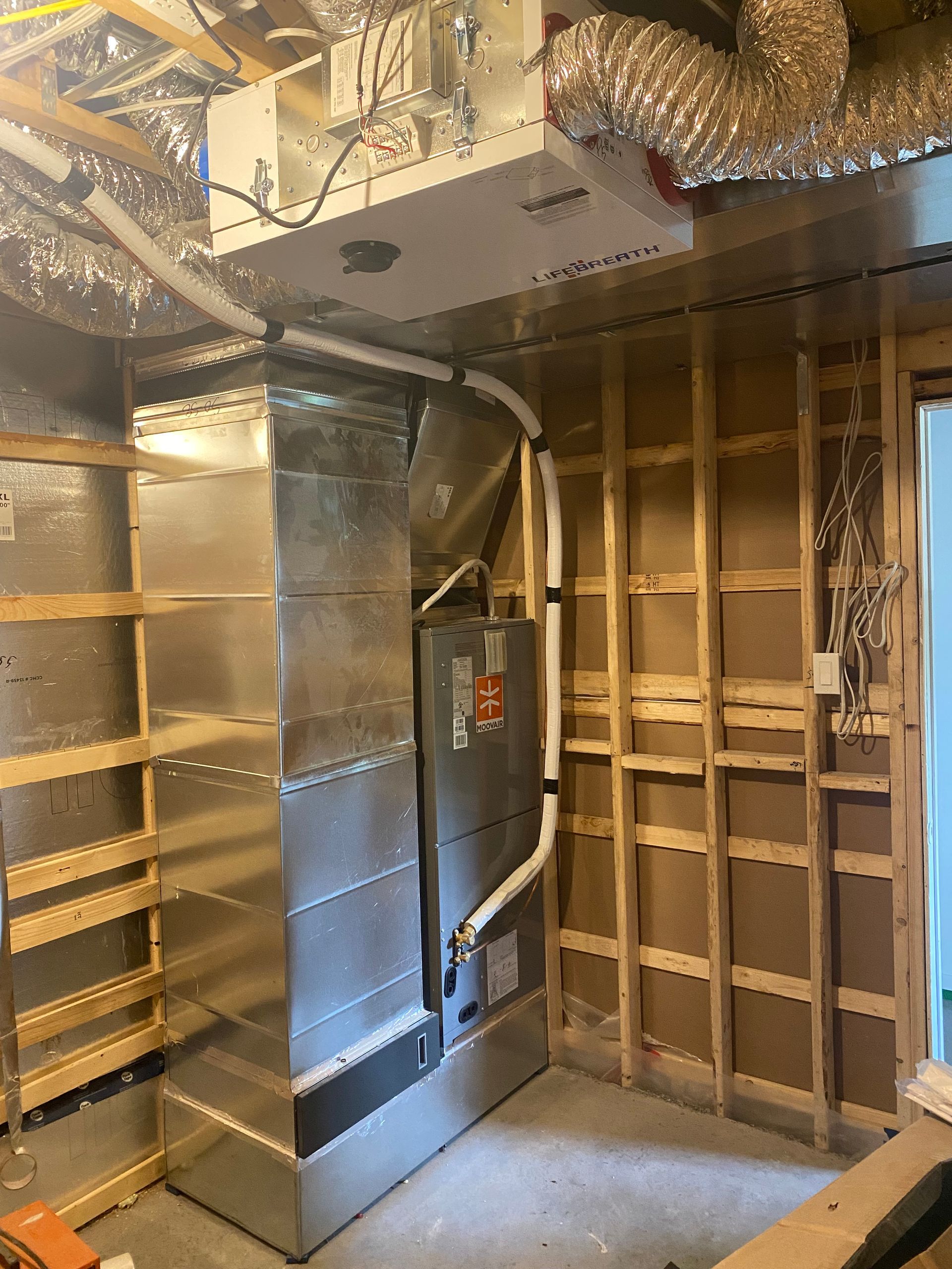 Une pièce avec un ventilateur de plafond et un radiateur à l'intérieur.