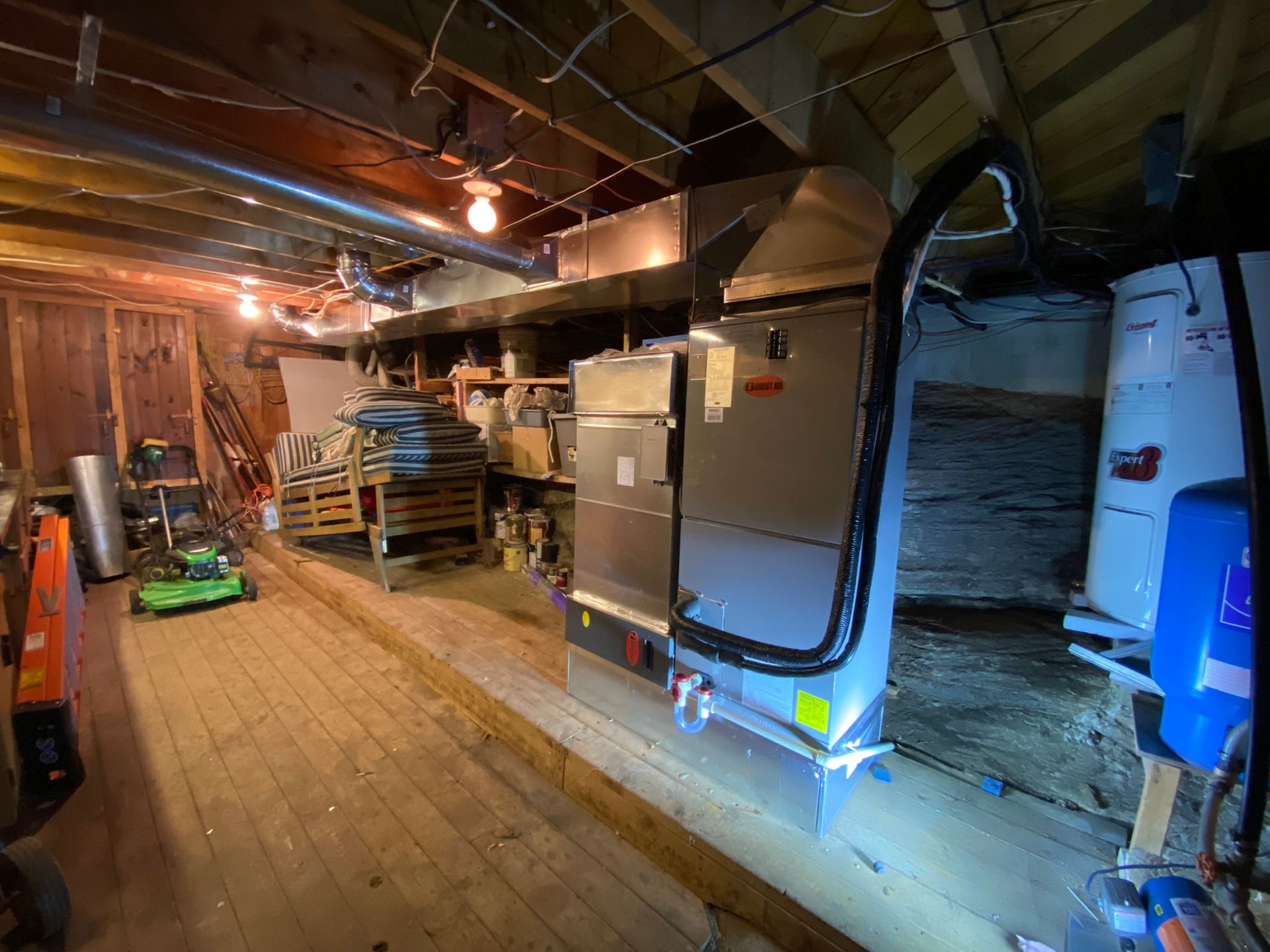 Il y a un aspirateur dans le grenier d'une maison.