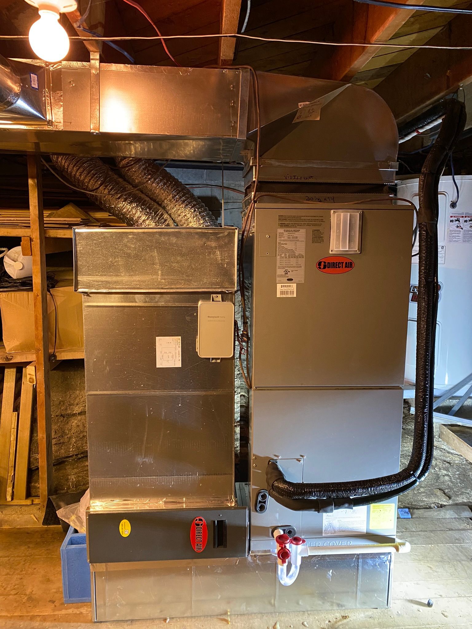 Un climatiseur de sommet est installé dans un sous-sol