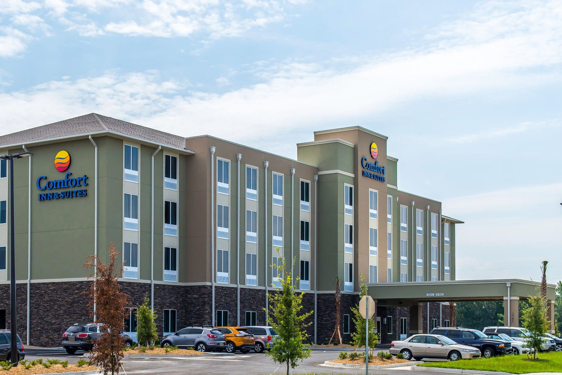 Green exterior of the Comfort Inn and Suites in Valdosta, GA owned by Williams Hotel Group.