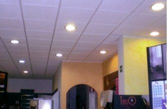 controsoffitto con faretti accesi