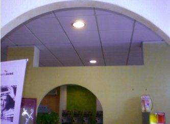 controsoffitto con faretti luminosi